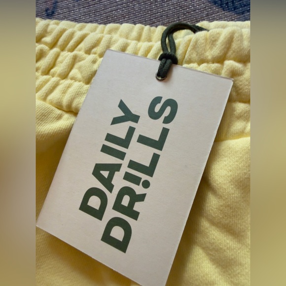 Daily drills lemonade crewneck and shorts set! Size XS/S - Picture 8 of 12